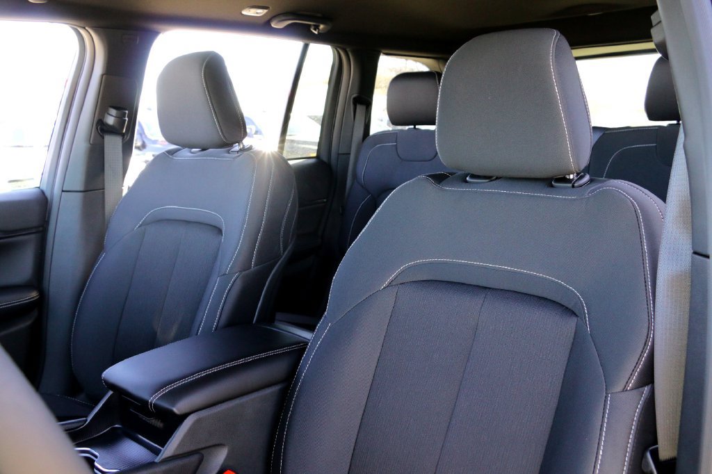 New 2025 Jeep Grand Cherokee Laredo w/ Luxury Tech Group I RWD image 10
