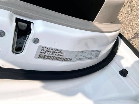 Used 2024 Chrysler Pacifica Touring-L FWD image 22