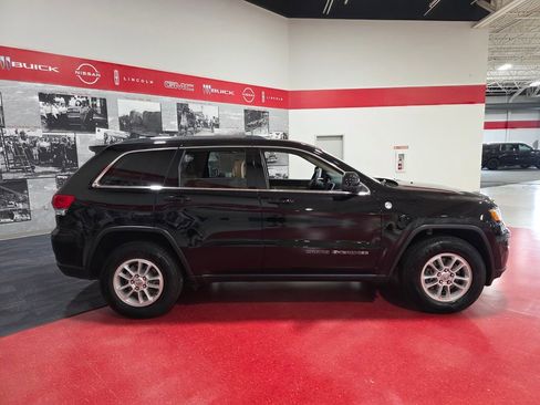 Used 2019 Jeep Grand Cherokee Laredo AWD/4WD image 2