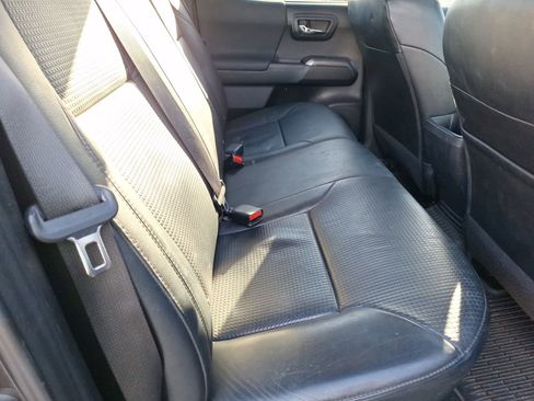 Used 2020 Toyota Tacoma TRD Sport image 33