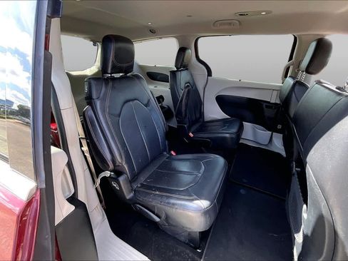 Used 2018 Chrysler Pacifica Touring-L FWD image 18