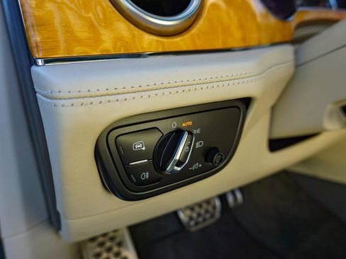Used 2017 Bentley Bentayga AWD/4WD image 18