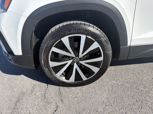 Used 2024 Volkswagen Taos SE image 11