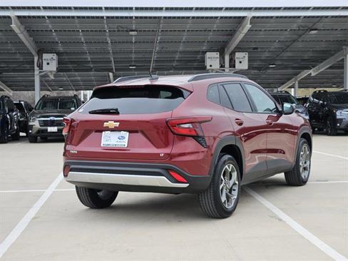 Used 2025 Chevrolet Trax LT w/ LT Convenience Package image 4