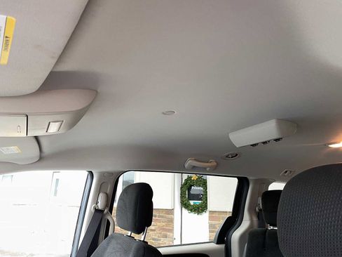 Used 2018 Dodge Grand Caravan SE image 21