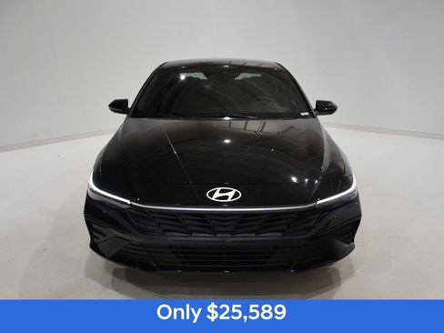 New 2025 Hyundai Elantra SEL image 2