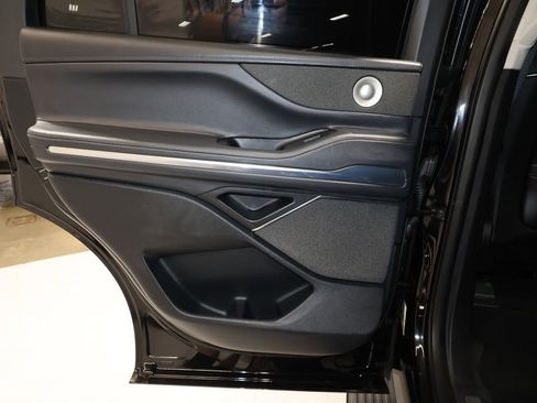 Used 2025 Lincoln Navigator Reserve image 21