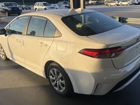 Used 2022 Toyota Corolla LE FWD image 3