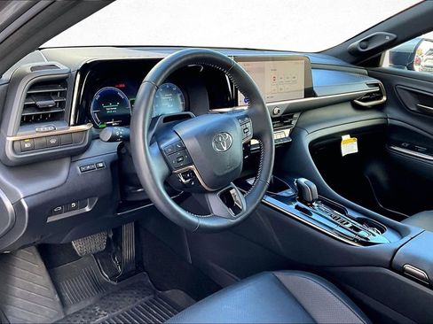 New 2024 Toyota Crown Platinum image 5