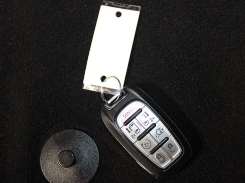 Used 2023 Chrysler Pacifica Touring-L FWD image 32