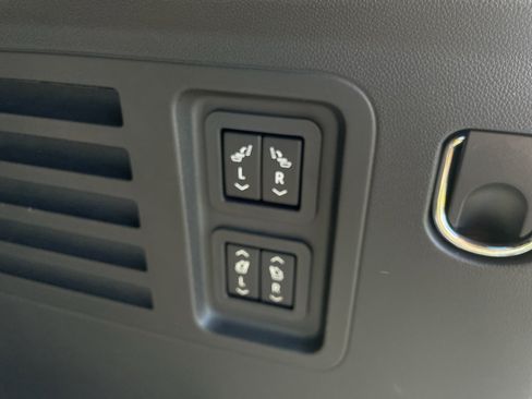 Used 2024 Chevrolet Traverse RS FWD image 48