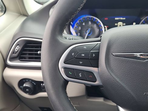 Used 2024 Chrysler Pacifica Touring-L FWD image 26