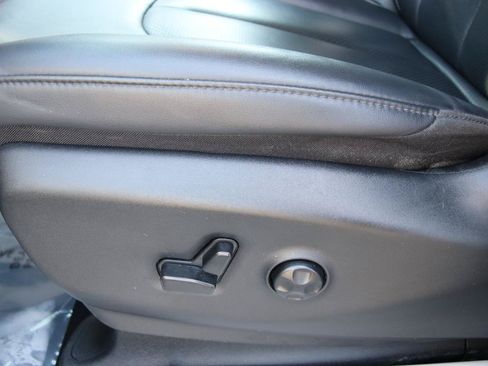 Used 2024 Chrysler Pacifica Touring-L FWD image 57