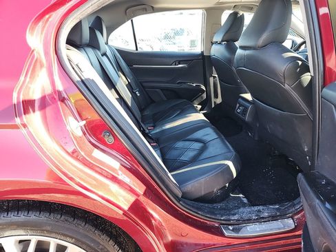 Used 2018 Toyota Camry XLE image 9