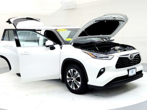 Used 2021 Toyota Highlander XLE AWD/4WD image 12