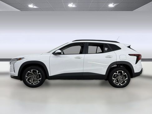 Used 2026 Chevrolet Trax LT w/ Driver Confidence Package FWD image 2