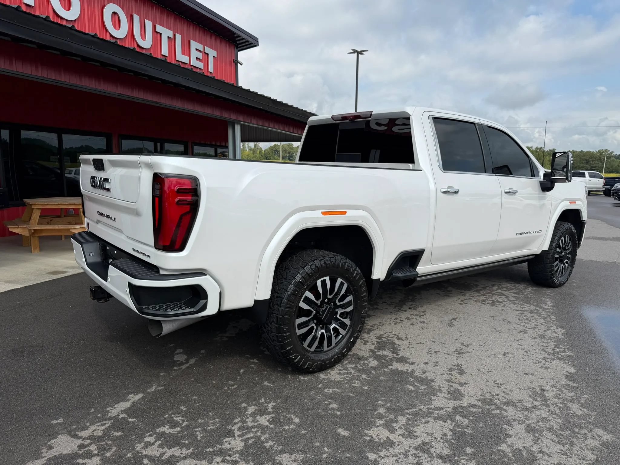 Used 2024 GMC Sierra 2500 Denali Ultimate AWD/4WD image 4