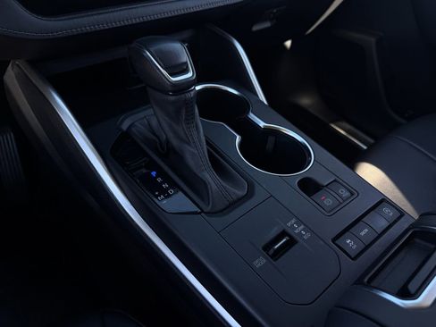 Used 2021 Toyota Highlander XLE image 19