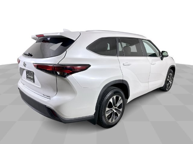 Used 2024 Toyota Highlander XLE AWD/4WD image 8