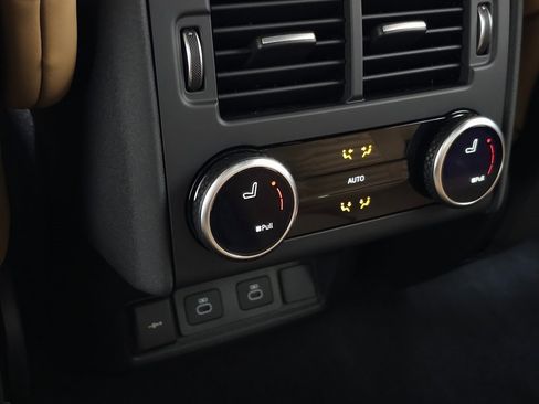 Used 2025 Land Rover Discovery Dynamic SE image 39