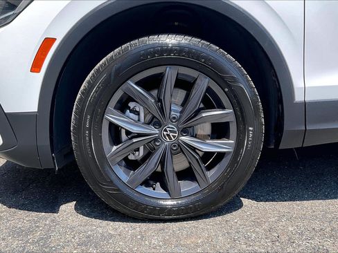 Certified 2022 Volkswagen Tiguan SE w/ Panoramic Sunroof Package AWD/4WD image 8
