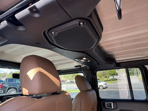 Used 2022 Jeep Wrangler Unlimited Sahara image 25