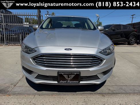 Used 2017 Ford Fusion SE w/ Fusion SE Technology Package FWD image 2