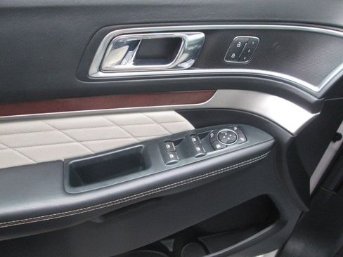 Used 2018 Ford Explorer Platinum image 10