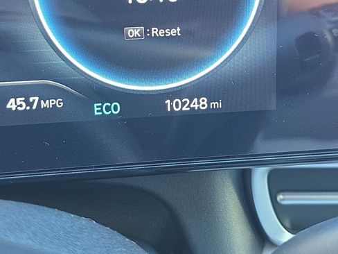 Used 2025 Hyundai Elantra Limited image 2