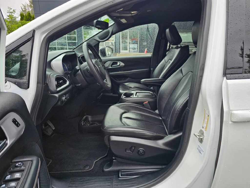 Used 2024 Chrysler Pacifica Limited FWD image 17