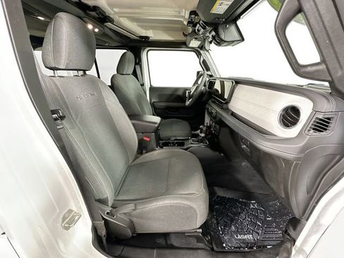 Used 2024 Jeep Wrangler Unlimited Sahara AWD/4WD image 27
