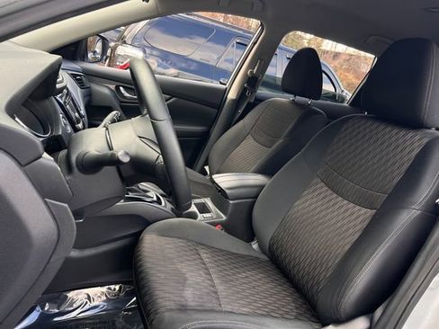 Used 2019 Nissan Rogue SV w/ Premium Package image 13