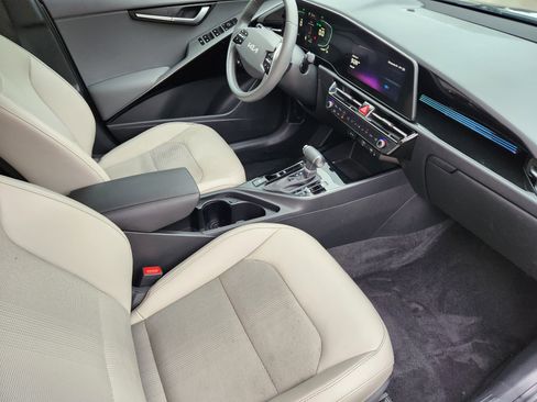 Used 2023 Kia Niro EX image 16