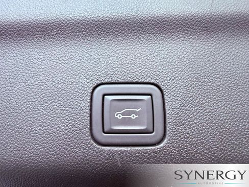 Used 2023 GMC Yukon Denali RWD image 32