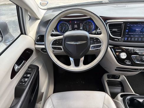 Used 2017 Chrysler Pacifica Limited w/ UConnect Theater Package FWD image 16