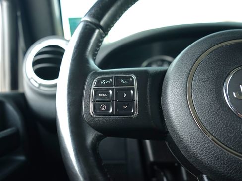 Used 2018 Jeep Wrangler Unlimited Sahara w/ Dual Top Group AWD/4WD image 13