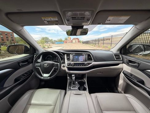 Used 2019 Toyota Highlander XLE AWD/4WD image 24