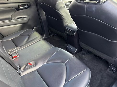 Used 2023 Toyota Highlander XLE image 30