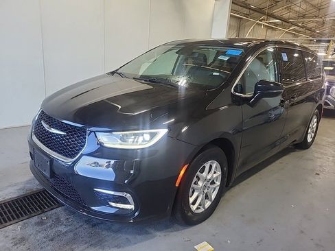 Used 2024 Chrysler Pacifica Touring-L image 2