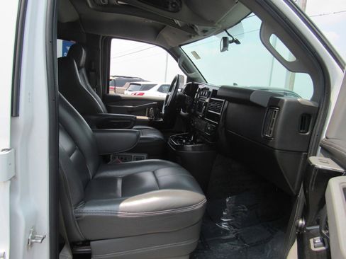 Used 2018 GMC Savana 2500 Extended w/ Enhanced Convenience Package image 2