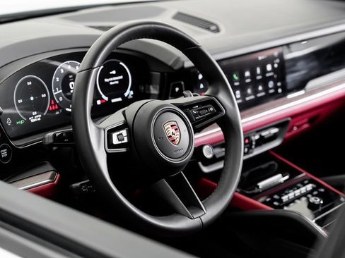 Used 2024 Porsche Cayenne image 10