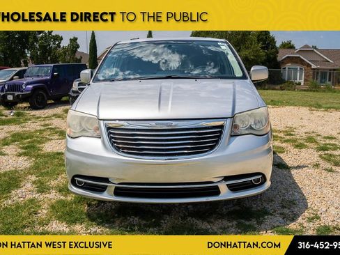Used 2012 Chrysler Town & Country Touring w/ Entertainment Group #1 FWD image 26