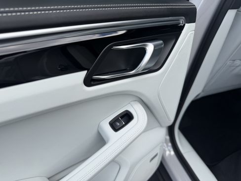 Certified 2024 Porsche Macan AWD/4WD image 23