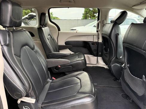Used 2020 Chrysler Voyager Lxi FWD image 20