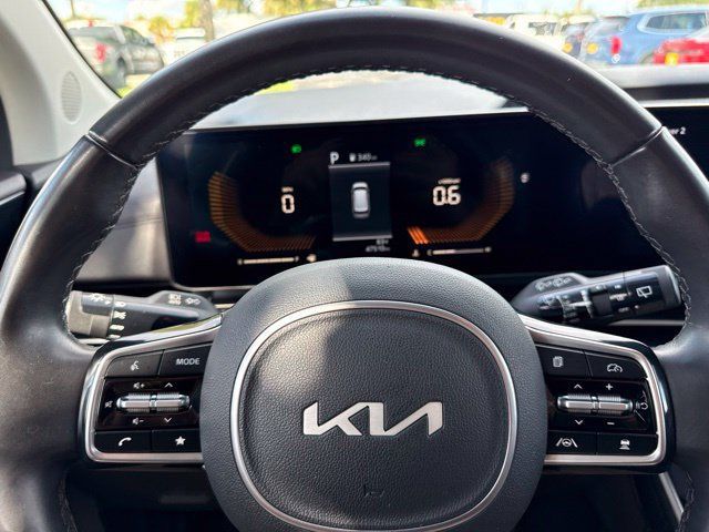 Used 2025 Kia Carnival FWD image 34