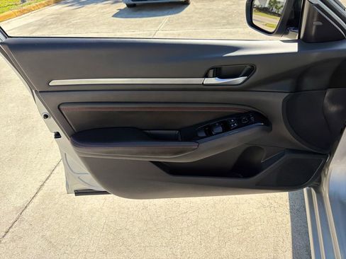 Used 2023 Nissan Altima 2.5 SR FWD image 16