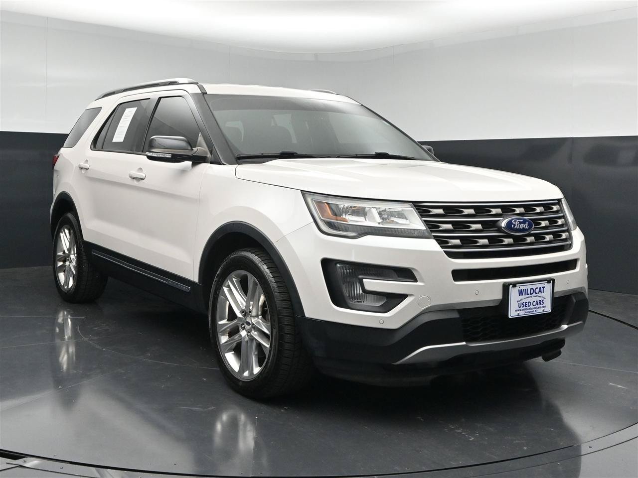 Used 2017 Ford Explorer XLT w/ Equipment Group 202A AWD/4WD image 3