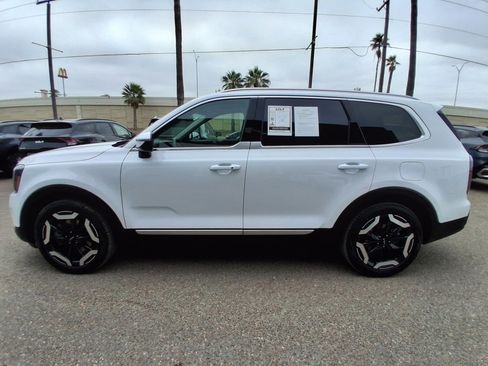 Used 2023 Kia Telluride EX w/ EX Captain's Chair Package image 4