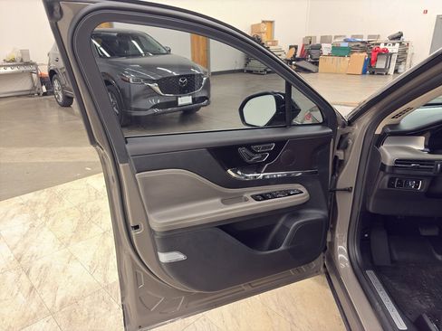 Used 2025 Lincoln Corsair Reserve w/ Rear Removable Package Tray image 11