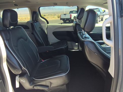 Used 2022 Chrysler Pacifica Limited FWD image 32